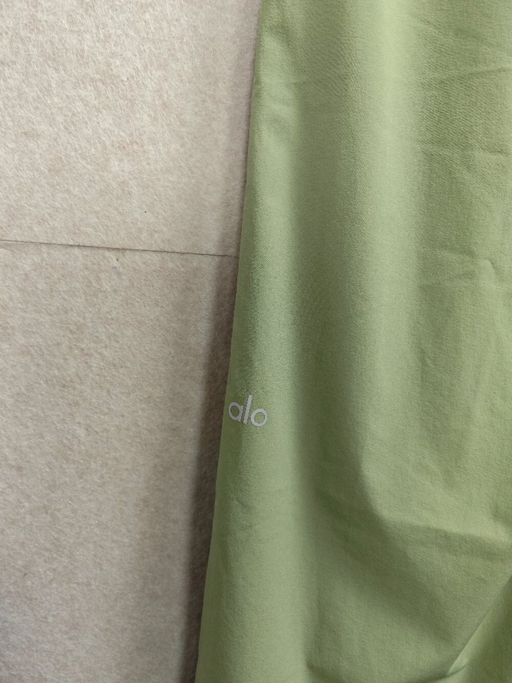 🌿 NWT ALO Yoga Suit Up Trouser Dune Grass Regular 30" 💕 Wide Leg / Relaxed Fit - Picture 7 of 8